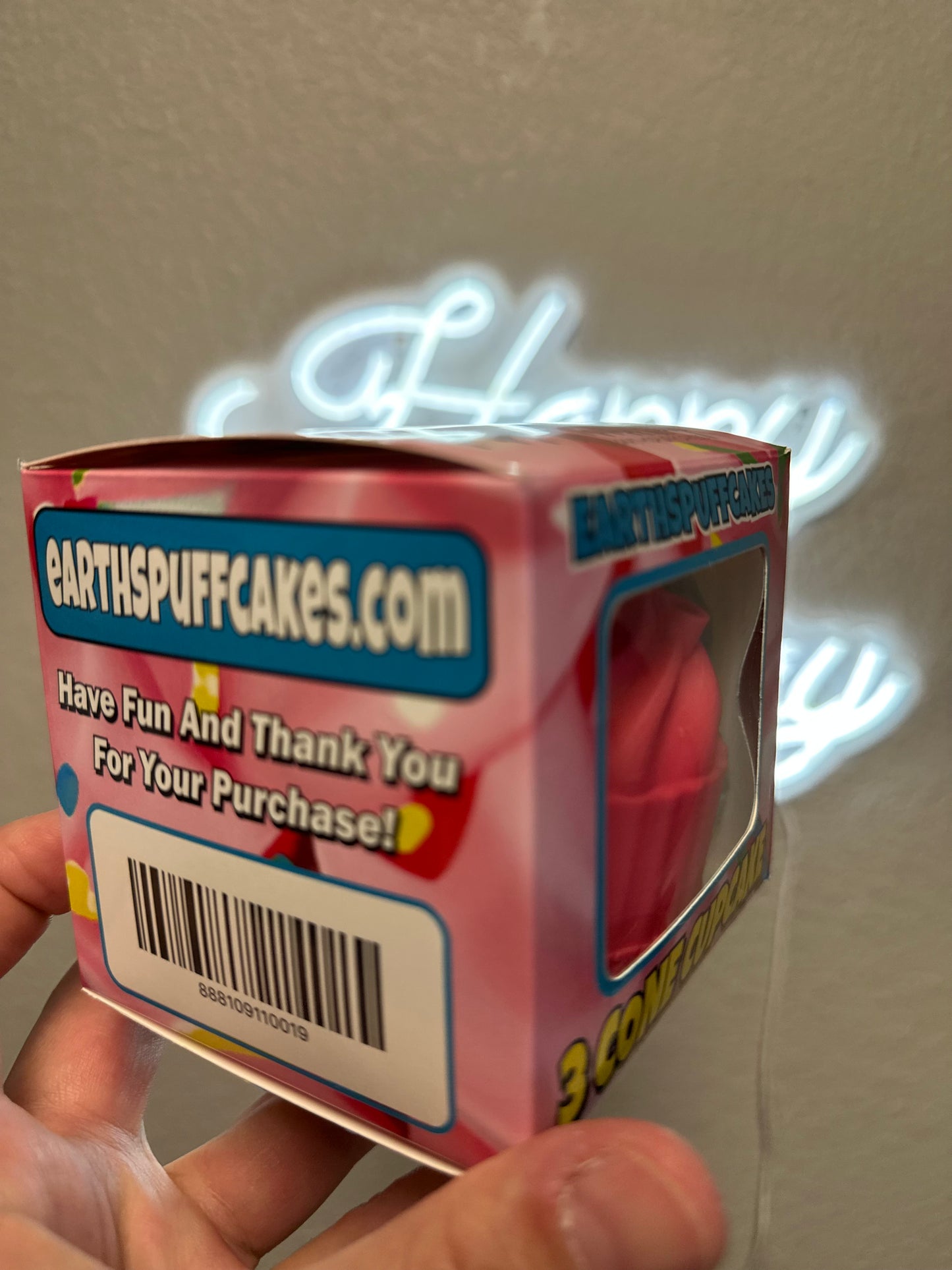Bright pink cupcakeđ§