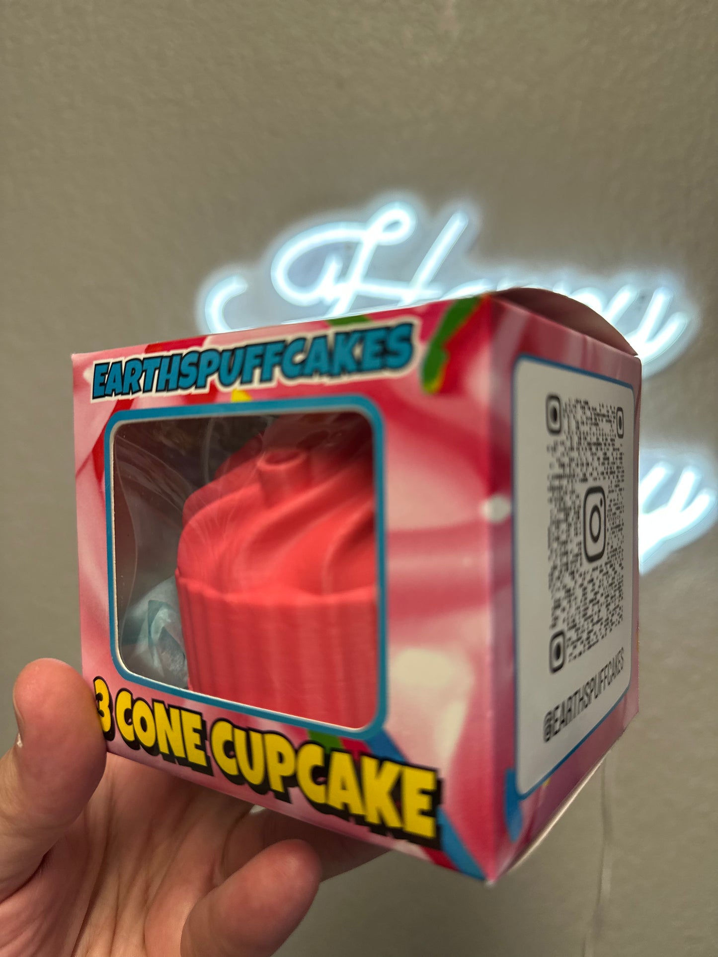 Bright pink cupcakeđ§